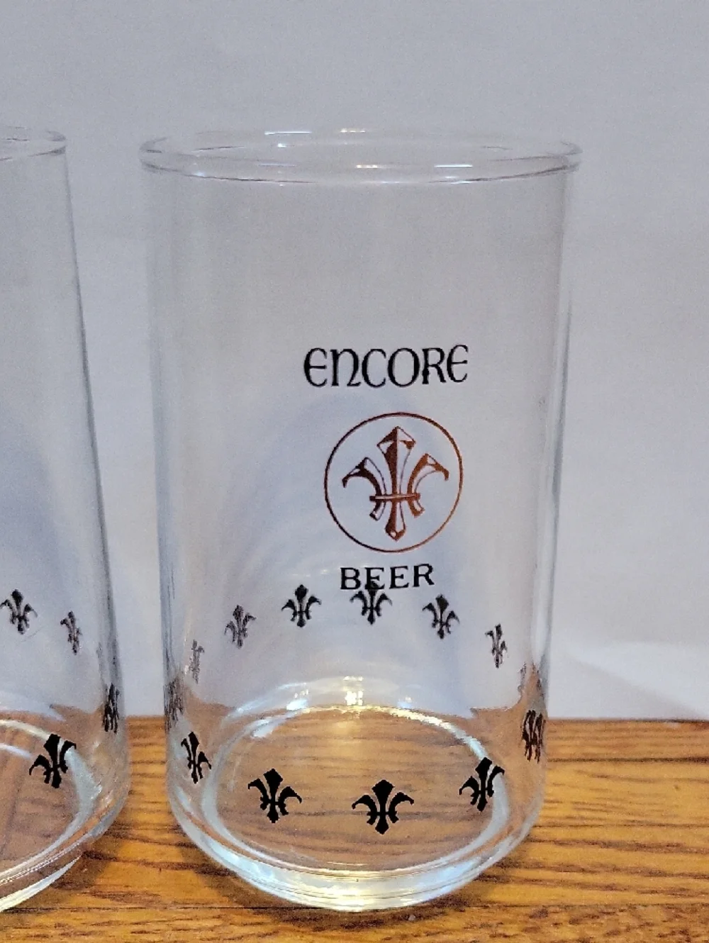 Schlitz Brewing Co Encore Beer Glasses Glass with Black Fleur-de-Lis Lot of 2